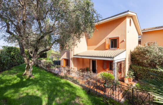 Esclusivo residence, splendida villa immersa nel verde con ampio giardino e box auto