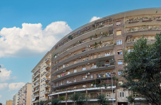 Palazzina in cortina, ottavo piano ottimo stato con balcone e cantina